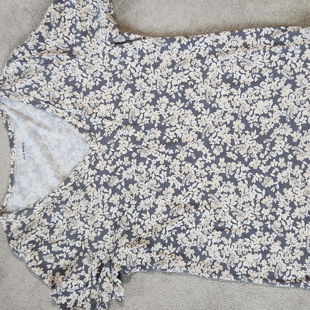 Old Navy Super Soft-Flowered V-Neck Short Sleeve T-Shirt - Medium Tall